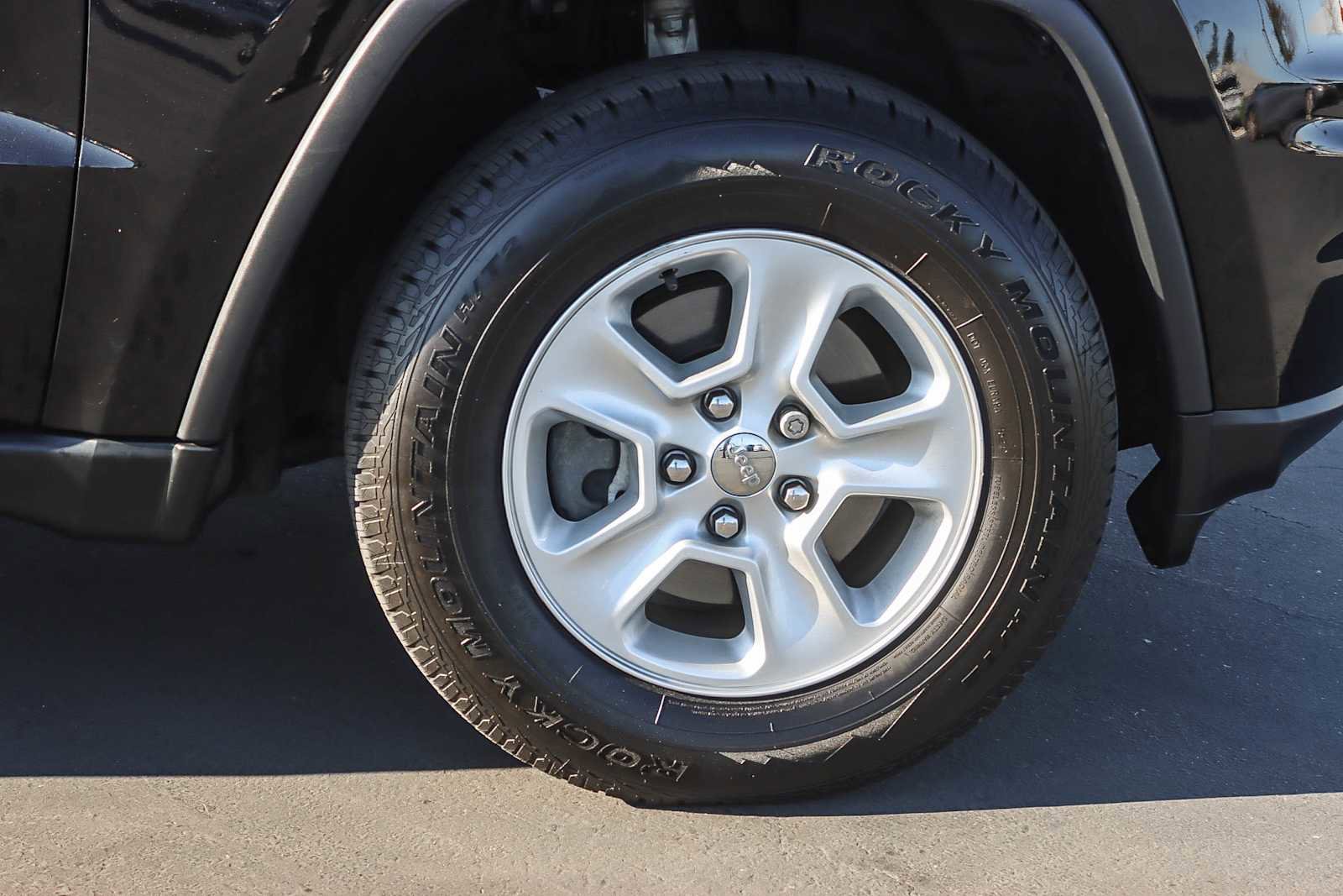 Used 2017 Jeep Grand Cherokee Laredo image 9