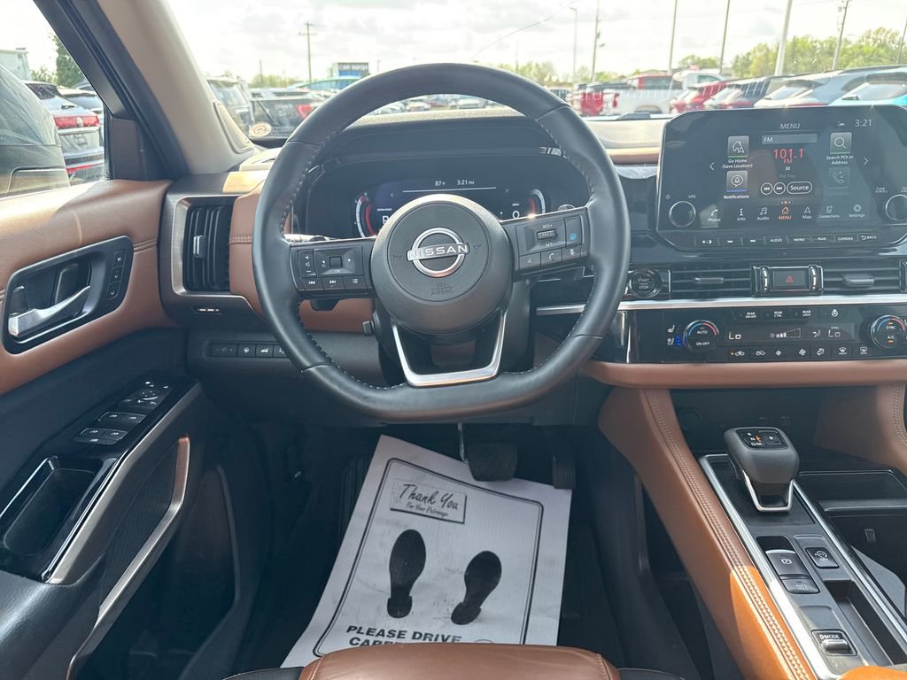 Used 2025 Nissan Pathfinder Platinum image 17