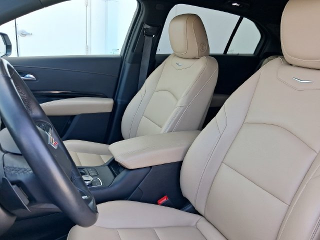 Used 2024 Cadillac XT4 Luxury w/ Cold Weather Package FWD image 11
