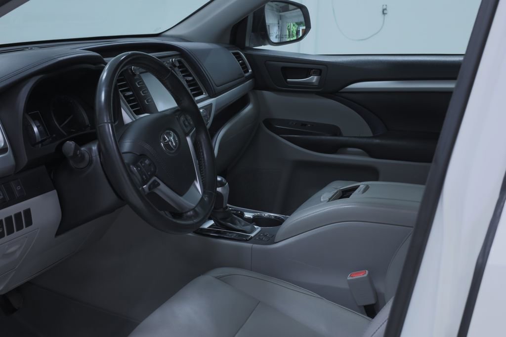 Used 2017 Toyota Highlander XLE image 19