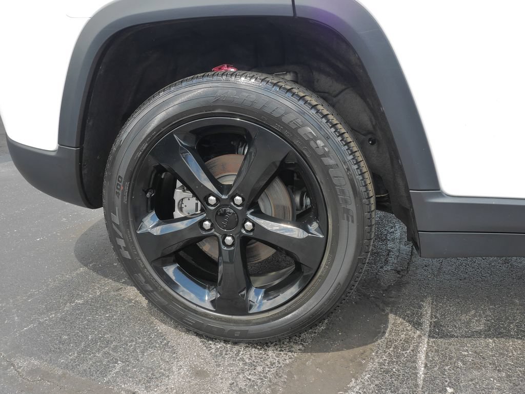 Used 2023 Jeep Grand Cherokee Altitude AWD/4WD image 9