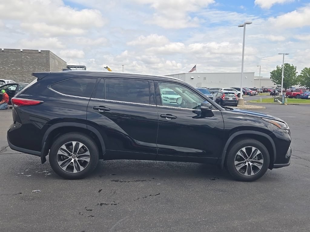 Used 2021 Toyota Highlander XLE AWD/4WD image 10