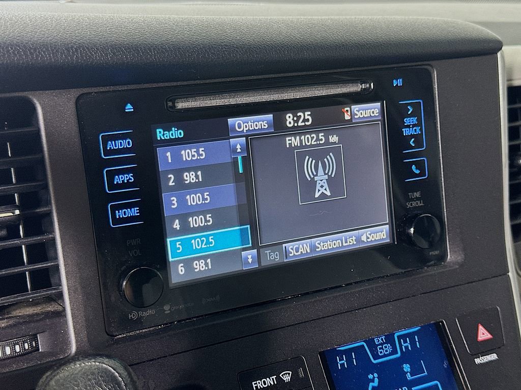 Used 2017 Toyota Sienna LE image 28