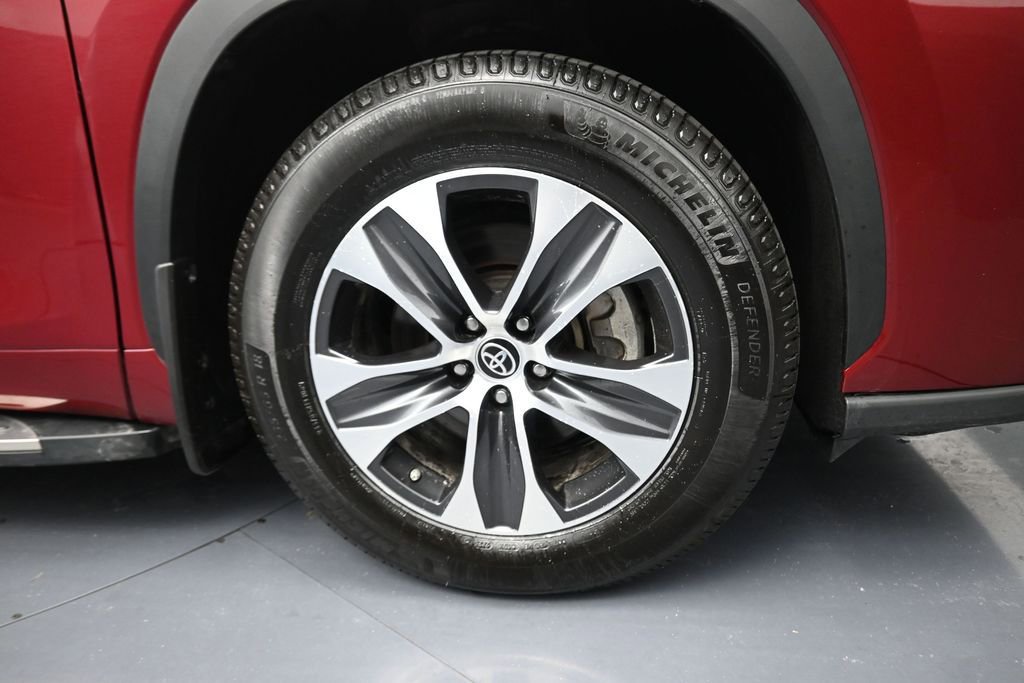 Used 2022 Toyota Highlander XLE FWD image 5