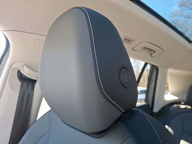 Certified 2025 Volkswagen Tiguan SE w/ Panoramic Sunroof Package AWD/4WD image 17
