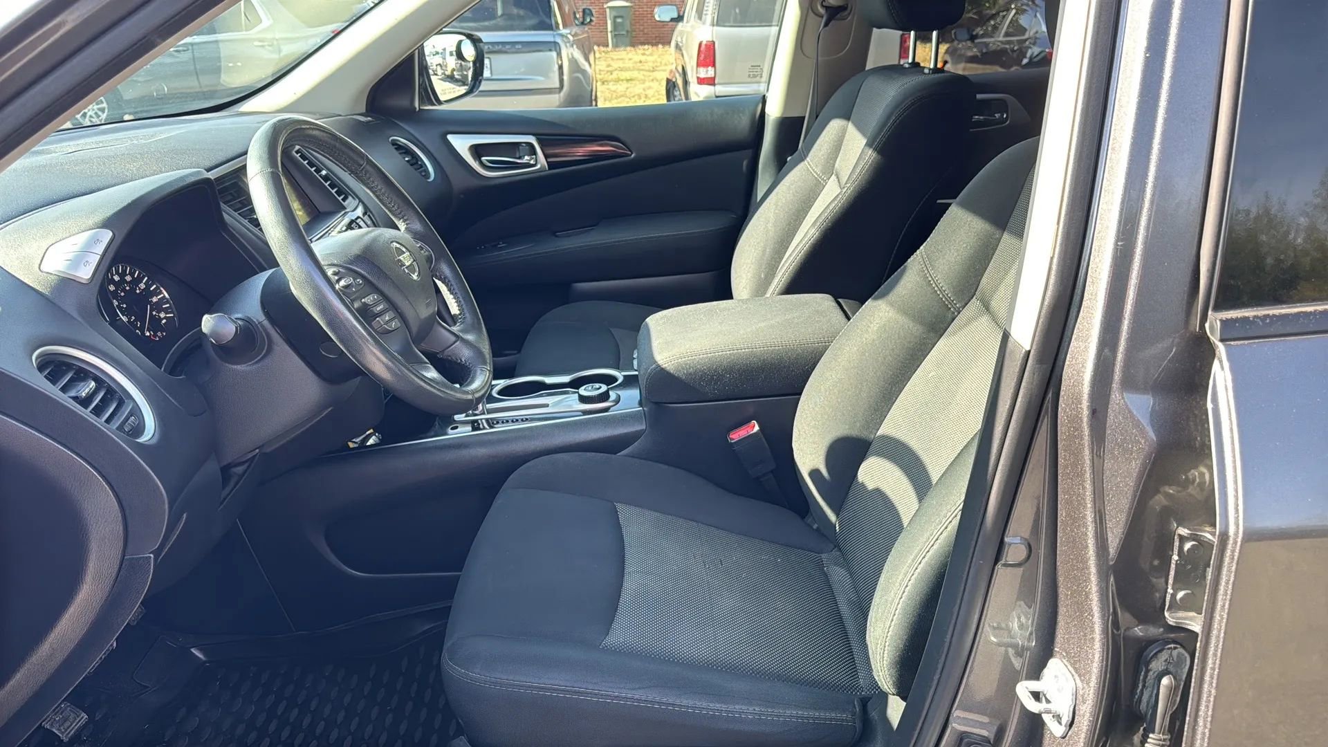 Used 2017 Nissan Pathfinder SV image 10