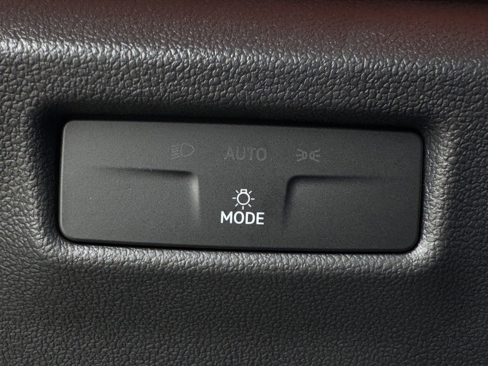 New 2026 Volkswagen Tiguan SE FWD image 21