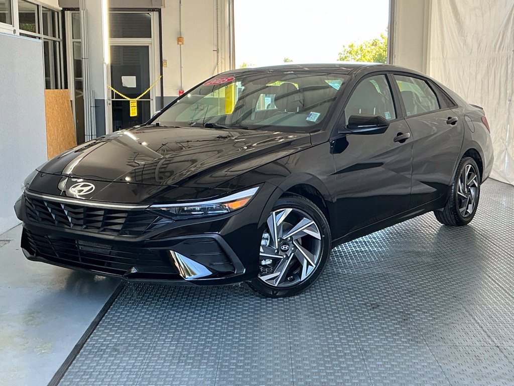 Used 2025 Hyundai Elantra Sport FWD image 2