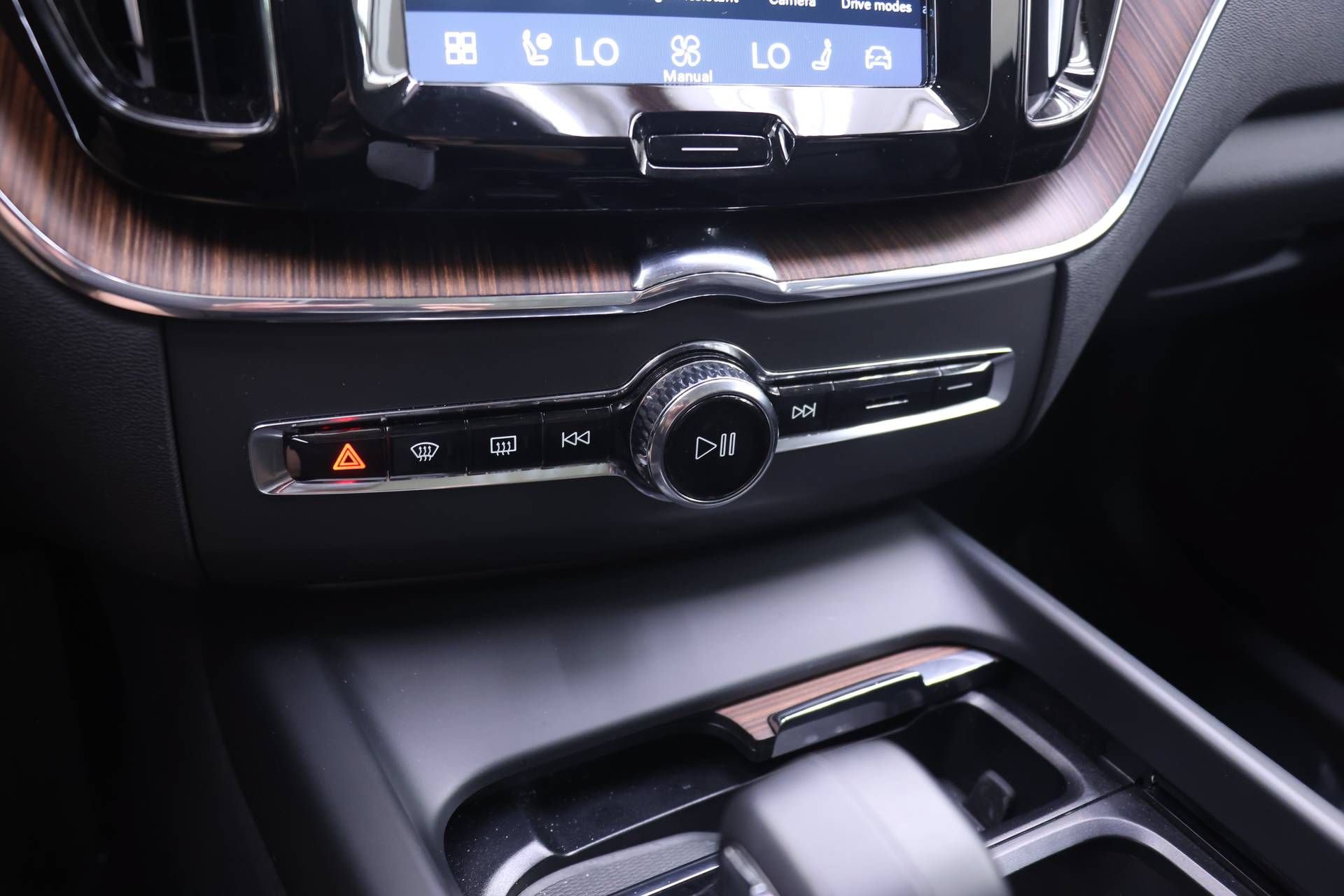 Certified 2024 Volvo XC60 T8 Plus w/ Climate Package AWD/4WD image 9