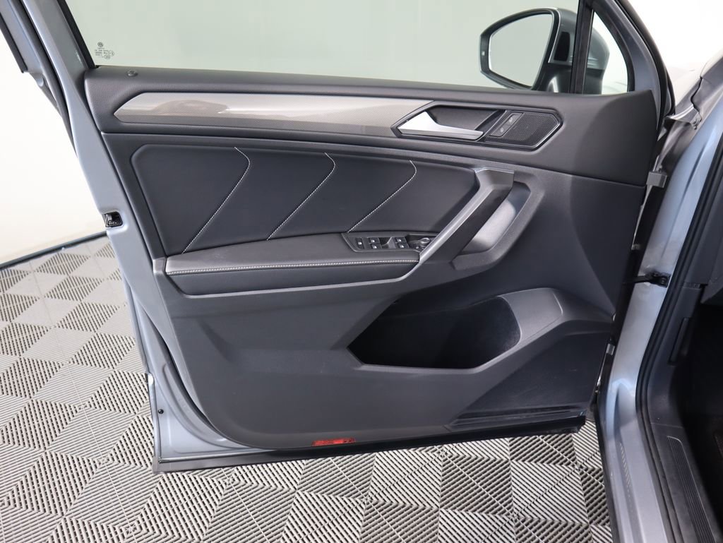 Used 2022 Volkswagen Tiguan SE w/ Panoramic Sunroof Package image 24