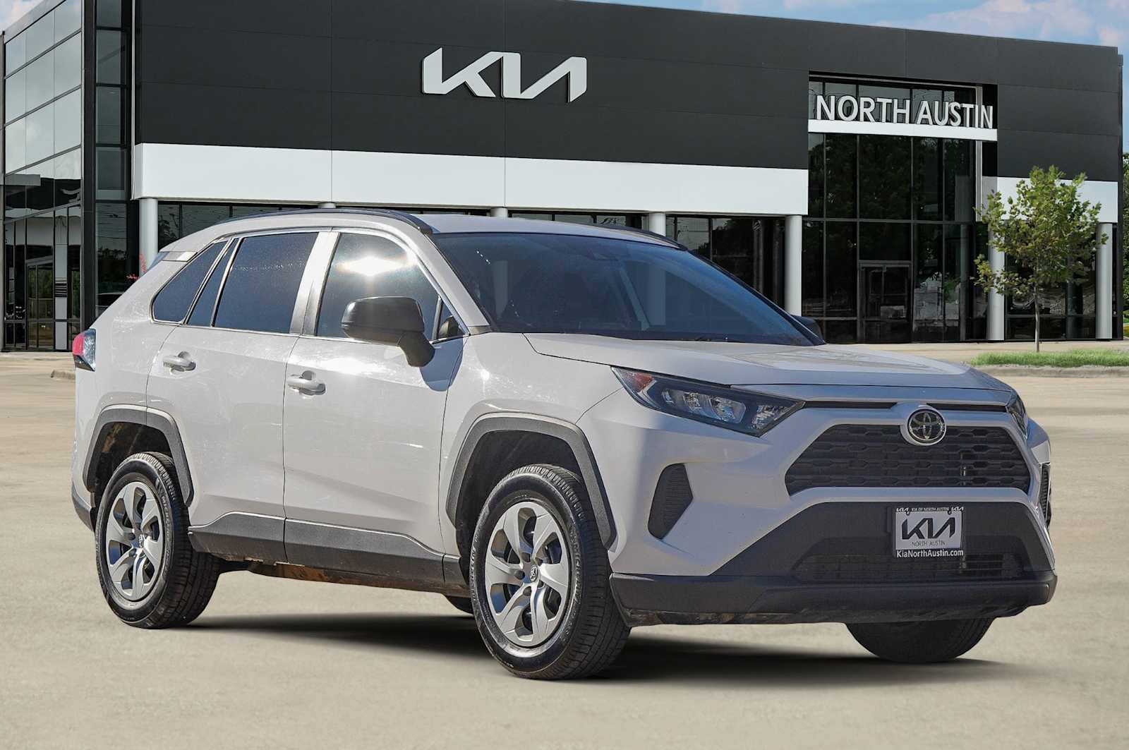 Used 2021 Toyota RAV4 LE image 8