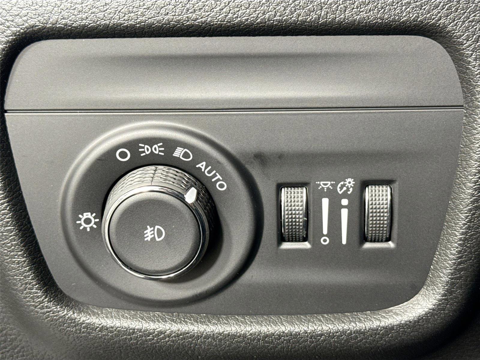 Used 2025 Jeep Grand Cherokee Limited RWD image 16