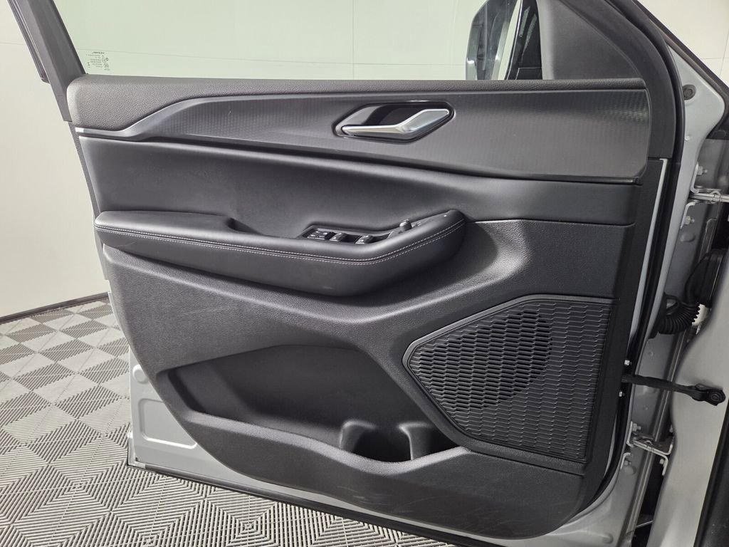 Certified 2024 Jeep Grand Cherokee Altitude image 25