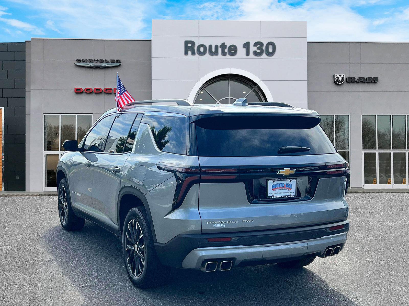 Used 2025 Chevrolet Traverse LT w/ Sun and Wheel Package AWD/4WD image 3