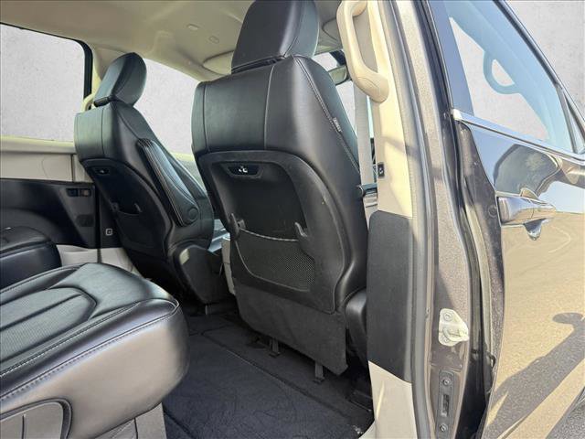 Used 2023 Chrysler Pacifica Touring-L FWD image 22
