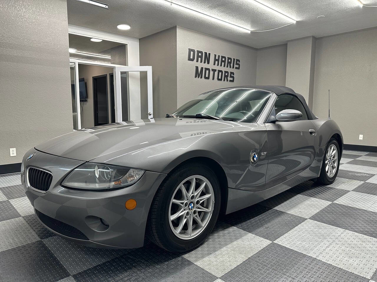 Used 2005 BMW Z4 2.5i image 2