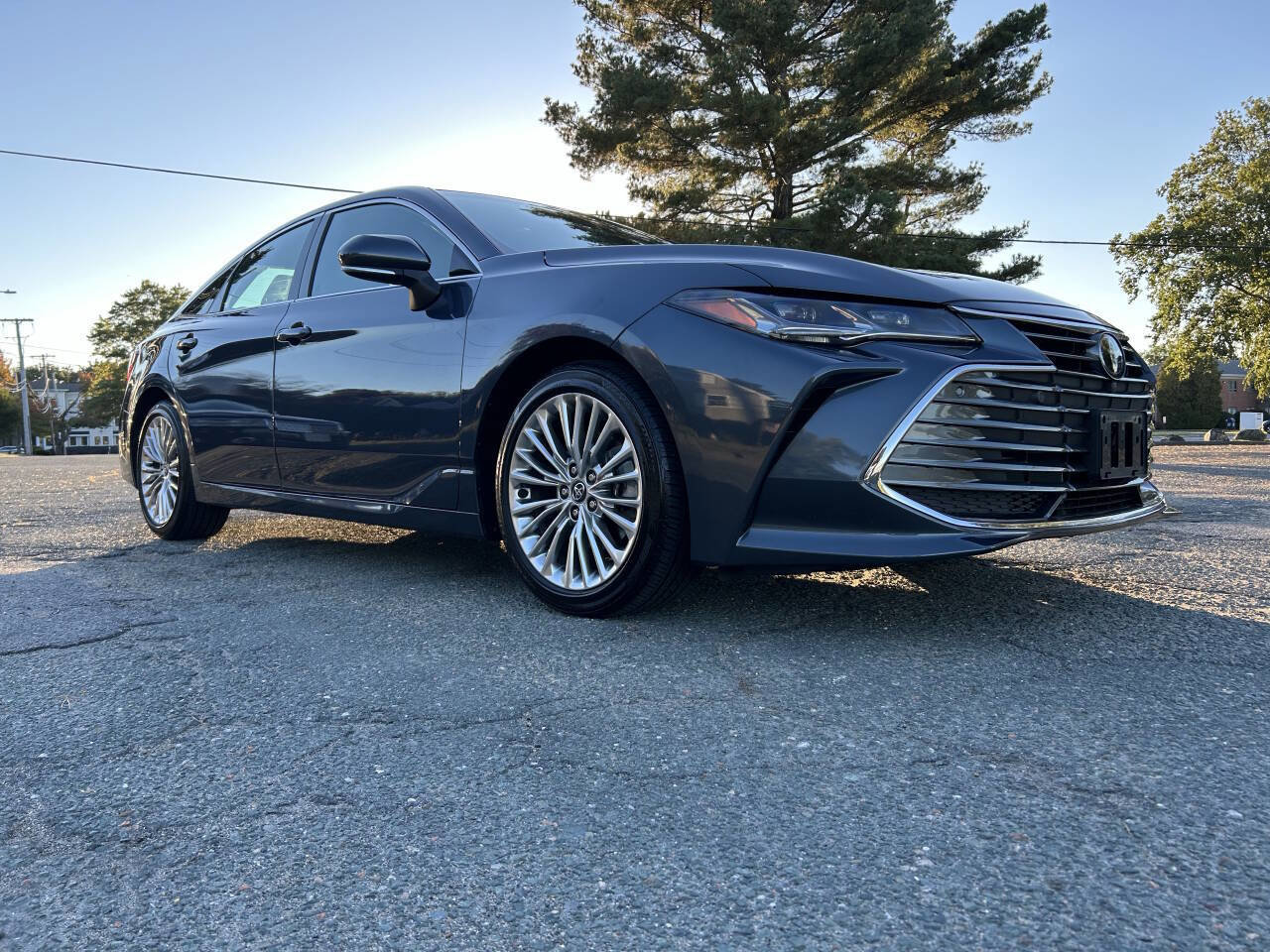 Used 2020 Toyota Avalon Limited image 1