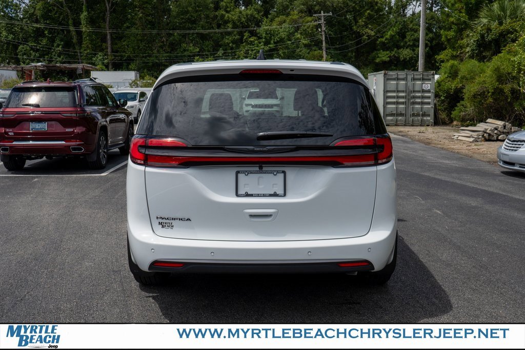 New 2026 Chrysler Pacifica Select image 5
