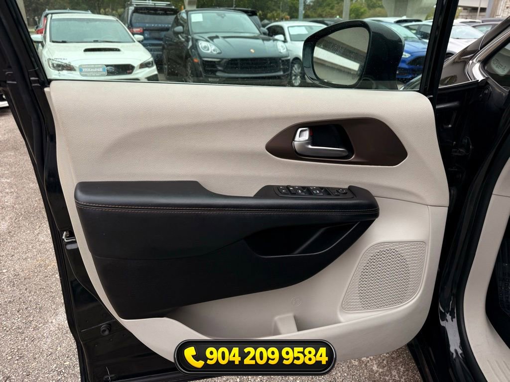 Used 2019 Chrysler Pacifica Touring-L image 21