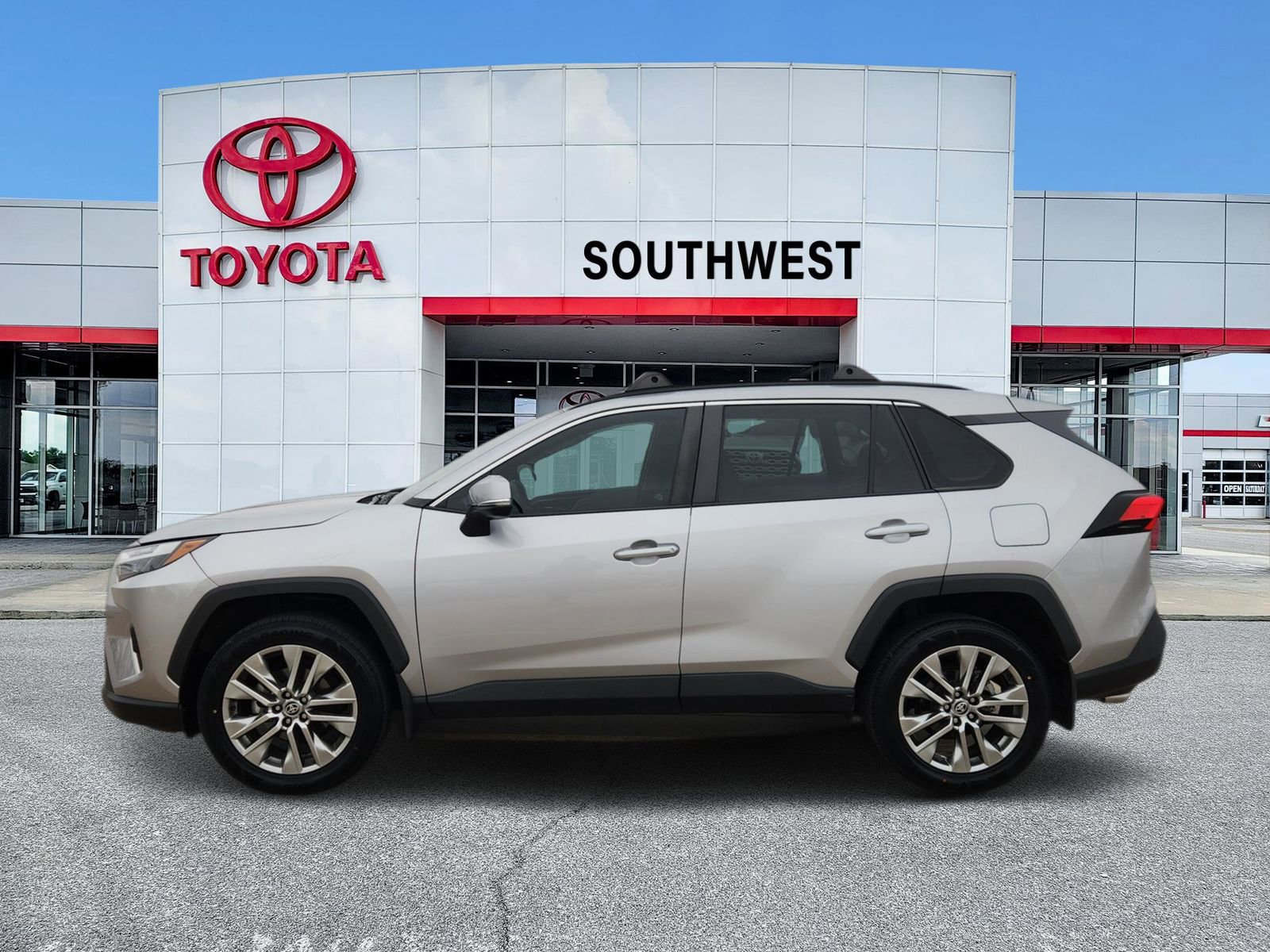 Used 2023 Toyota RAV4 XLE Premium image 3