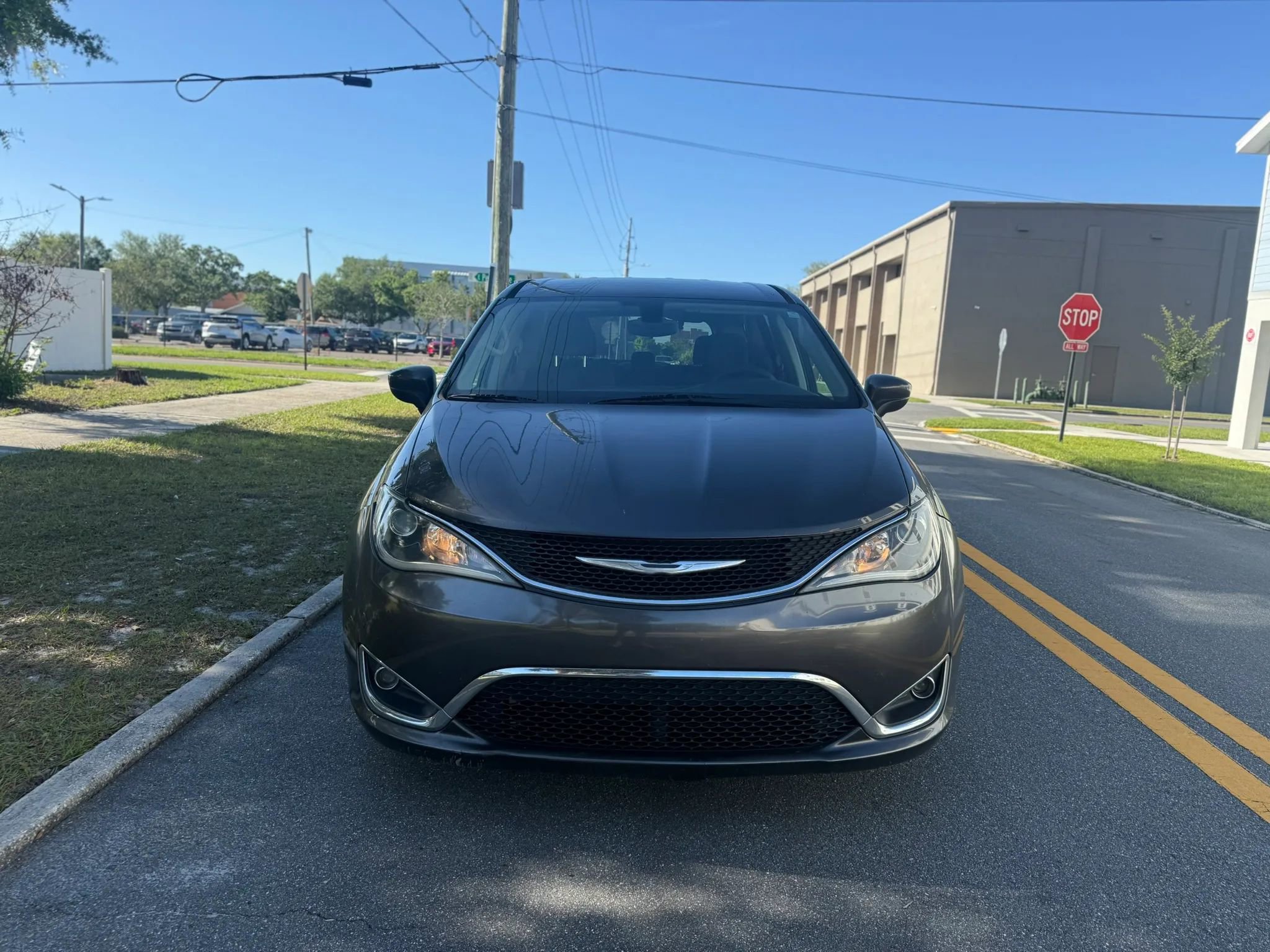 Used 2017 Chrysler Pacifica Touring Plus w/ Tire & Wheel Group FWD image 2