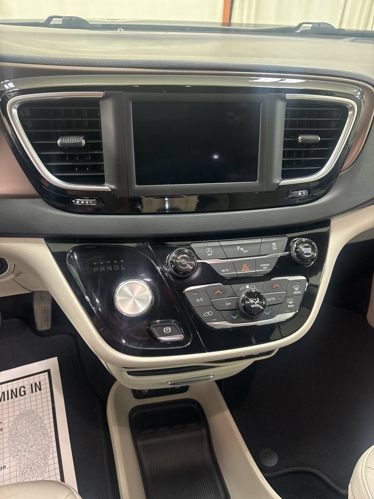 Used 2018 Chrysler Pacifica Touring-L w/ Tire & Wheel Group FWD image 14