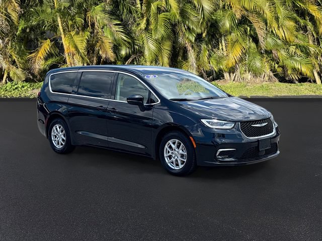 Used 2023 Chrysler Pacifica Touring-L FWD image 2