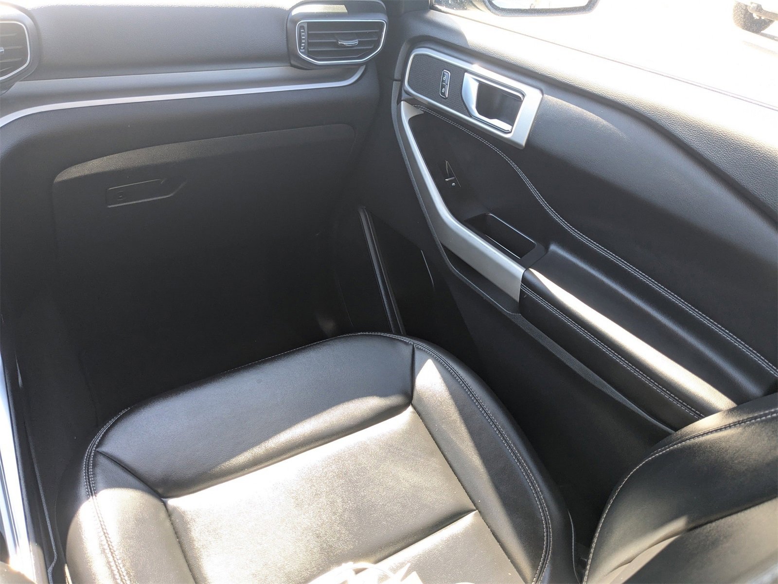 Used 2022 Ford Explorer XLT w/ Equipment Group 202A image 19