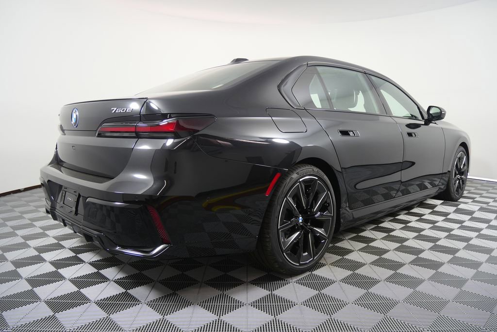 Used 2026 BMW 750e xDrive image 3