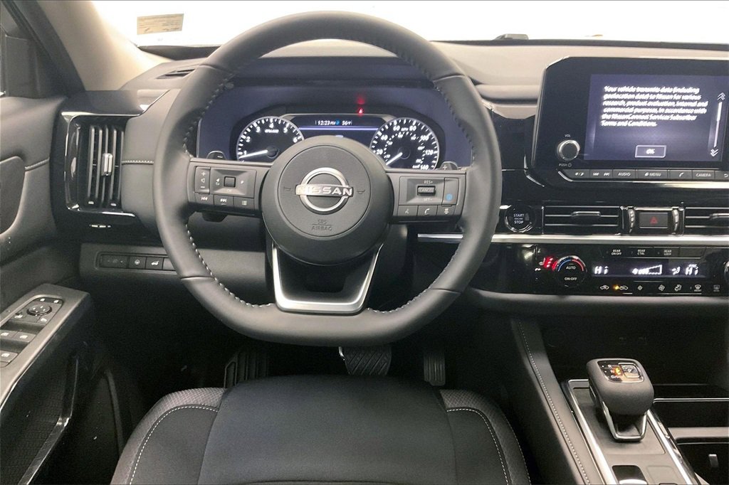 Certified 2025 Nissan Pathfinder SV image 4