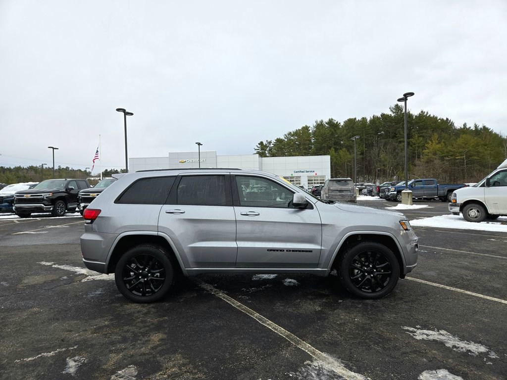 Used 2021 Jeep Grand Cherokee Laredo X image 4