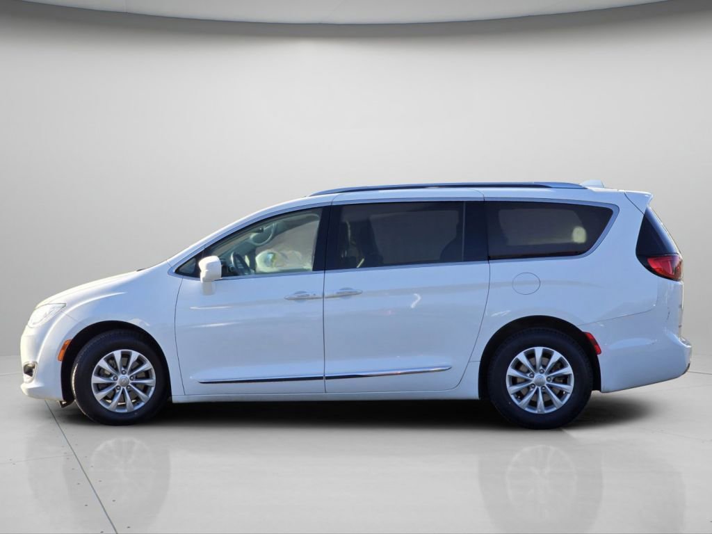 Used 2018 Chrysler Pacifica Touring-L FWD image 19
