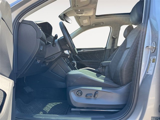 Used 2023 Volkswagen Tiguan SE w/ Panoramic Sunroof Package image 9
