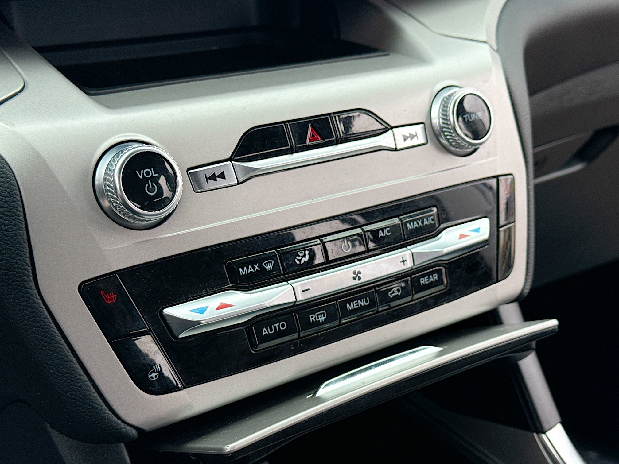 Used 2023 Ford Explorer XLT w/ Equipment Group 202A image 11