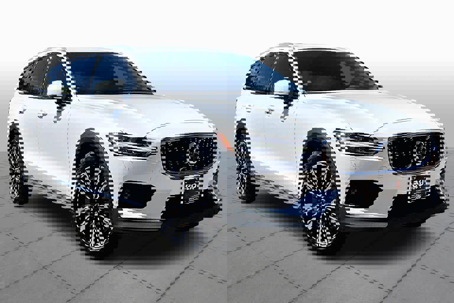 Used 2023 Volvo V60 B5 Cross Country Ultimate w/ Climate Package image 3