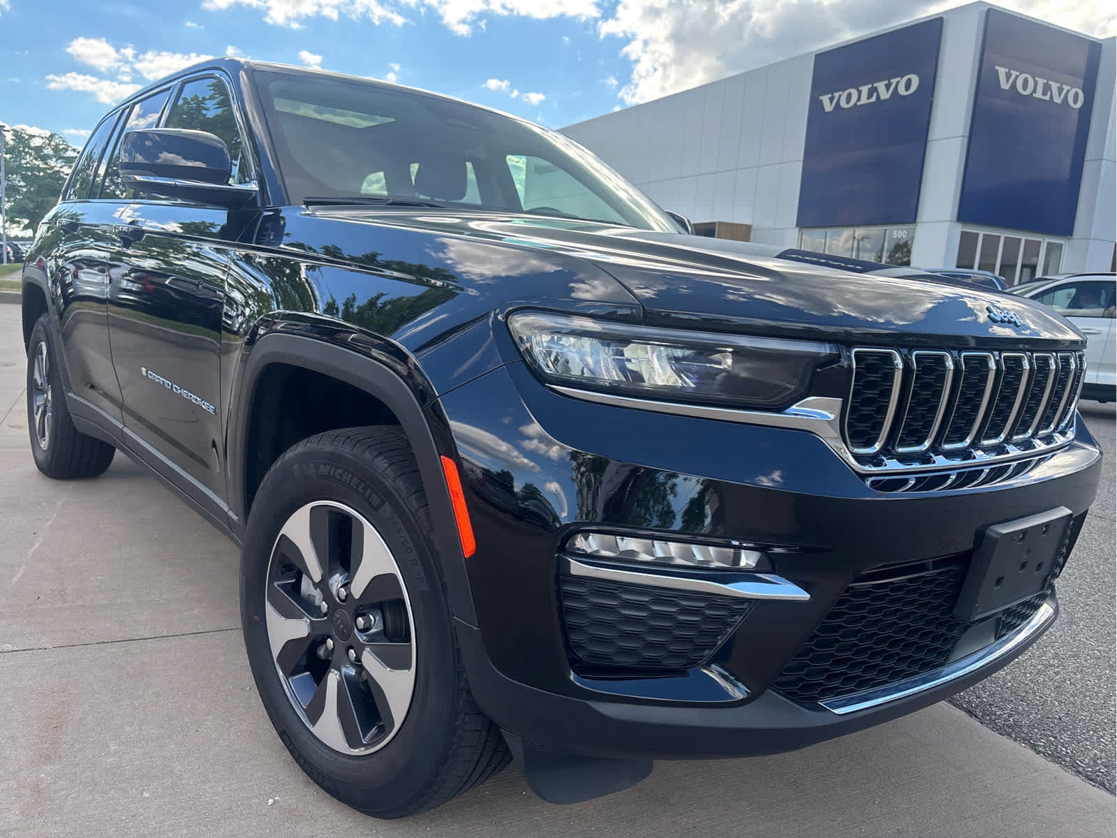 Used 2023 Jeep Grand Cherokee 4WD 4xe image 3