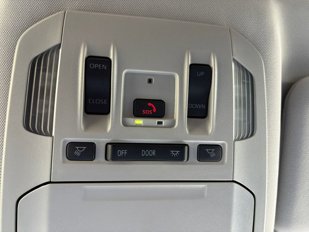 Used 2025 Toyota Highlander XLE image 32