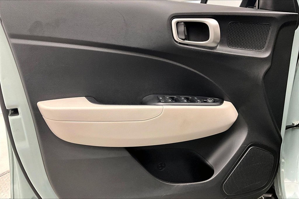 Used 2025 Hyundai Venue SEL FWD image 18