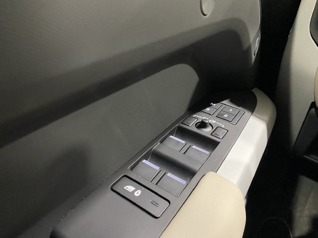 Used 2024 Land Rover Defender 110 X-Dynamic SE AWD/4WD image 9