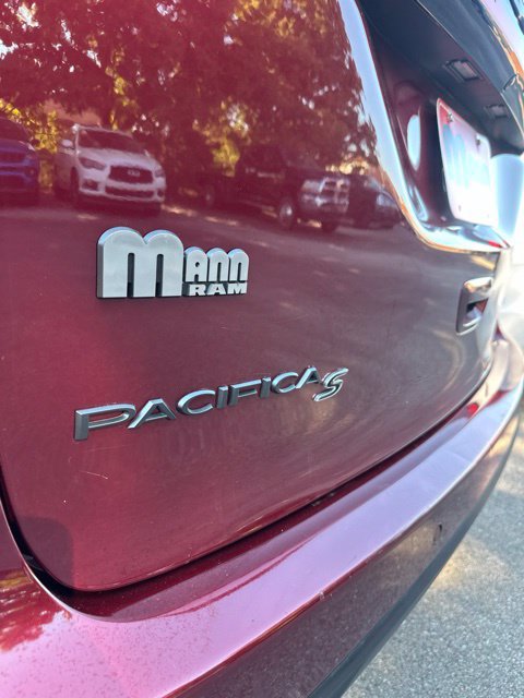 Used 2023 Chrysler Pacifica Touring-L w/ S Appearance Package AWD/4WD image 8
