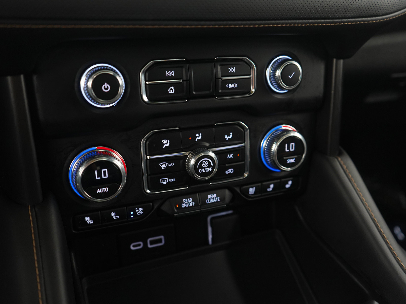 Used 2023 GMC Yukon AT4 w/ AT4 Premium Package AWD/4WD image 24