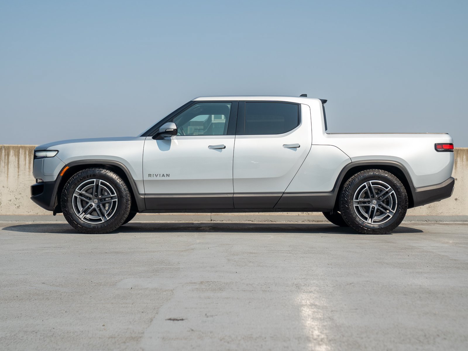 Used 2025 Rivian R1T Adventure AWD/4WD image 3
