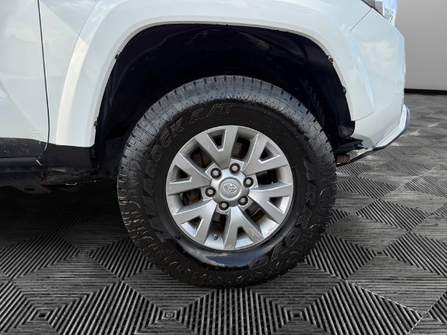 Used 2017 Toyota Tacoma SR5 w/ Tow Package AWD/4WD image 9