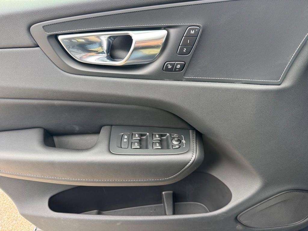 Used 2023 Volvo XC60 B5 Plus image 15