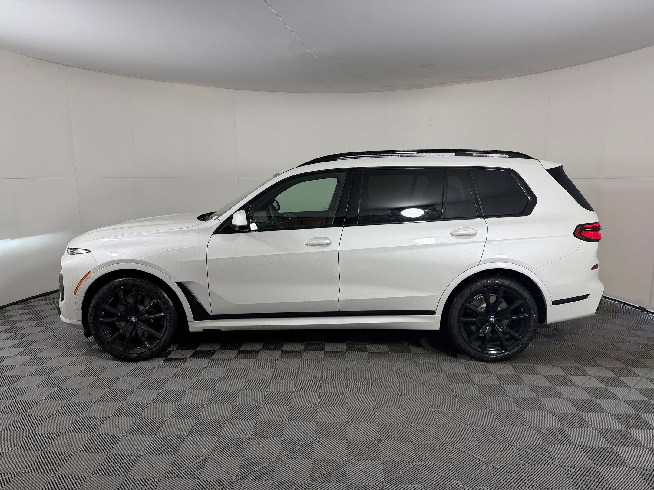 New 2027 BMW X7 xDrive40i w/ Executive Package AWD/4WD image 2