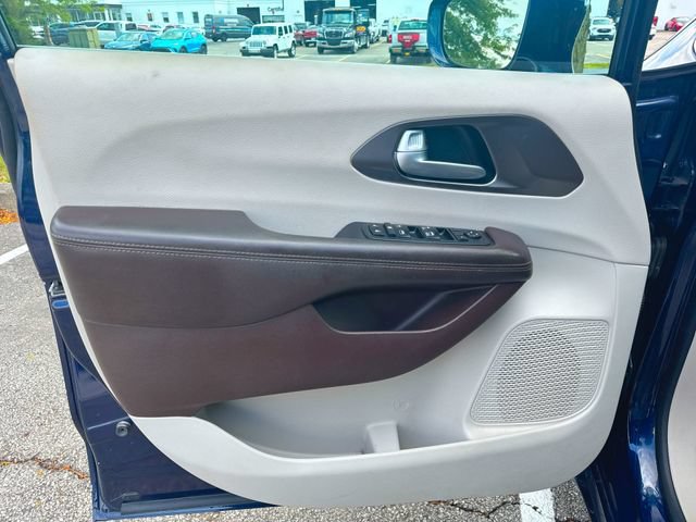 Used 2017 Chrysler Pacifica Touring-L FWD image 21