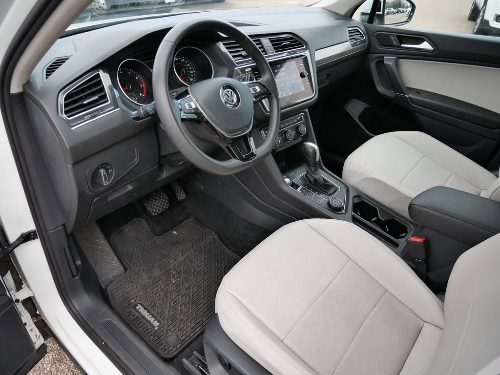 Used 2020 Volkswagen Tiguan SE w/ Panoramic Sunroof Package image 2