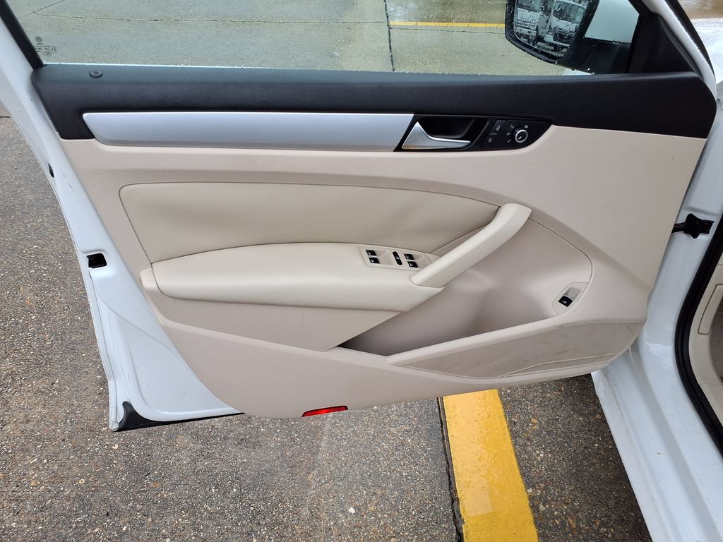Used 2013 Volkswagen Passat 2.5 SE FWD image 28