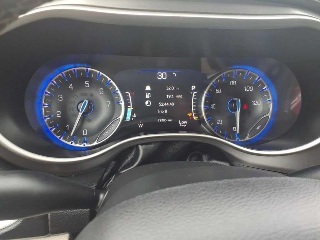 Used 2023 Chrysler Pacifica Touring-L image 17