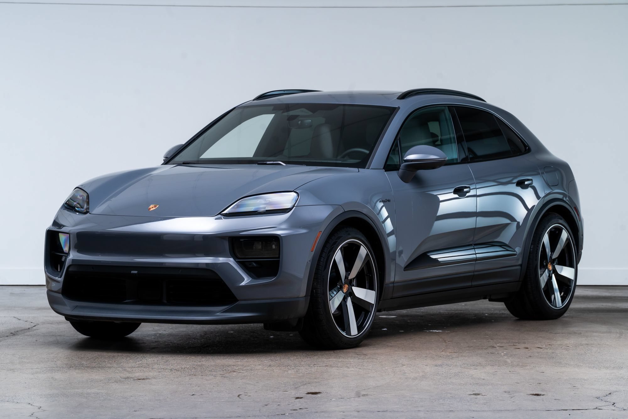 Used 2025 Porsche Macan 4 Electric AWD/4WD image 4